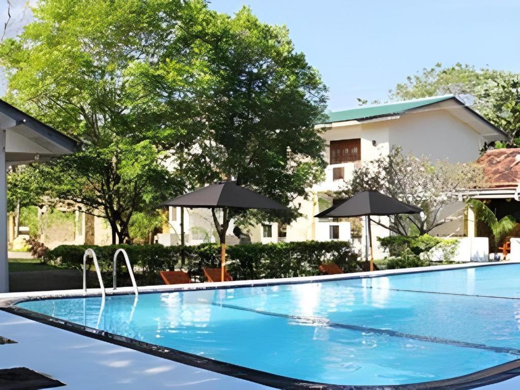 5000 m² dengan 7 kamar tidur dan 7 kamar mandi pribadi di Yala Tissamaharama Hotel Bagian luar foto