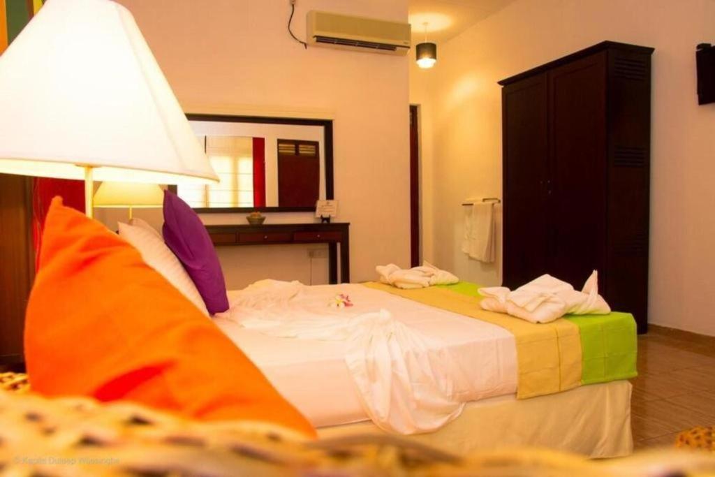 5000 m² dengan 7 kamar tidur dan 7 kamar mandi pribadi di Yala Tissamaharama Hotel Bagian luar foto