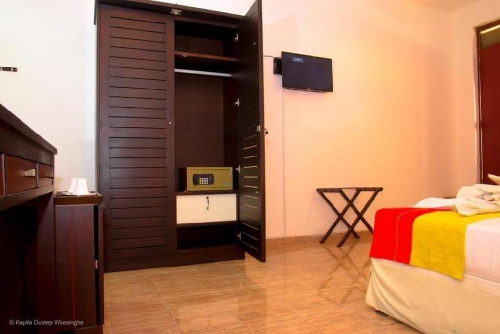 5000 m² dengan 7 kamar tidur dan 7 kamar mandi pribadi di Yala Tissamaharama Hotel Bagian luar foto
