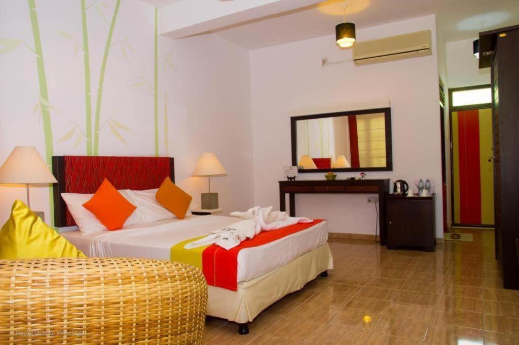 5000 m² dengan 7 kamar tidur dan 7 kamar mandi pribadi di Yala Tissamaharama Hotel Bagian luar foto