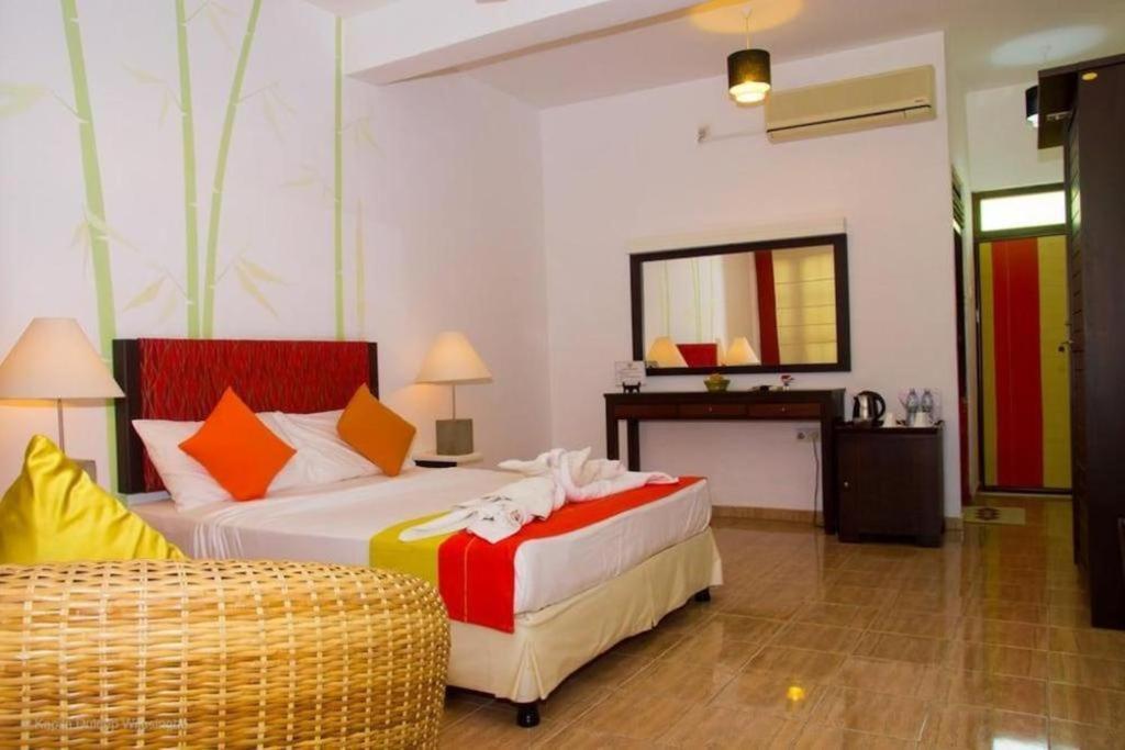 5000 m² dengan 7 kamar tidur dan 7 kamar mandi pribadi di Yala Tissamaharama Hotel Bagian luar foto