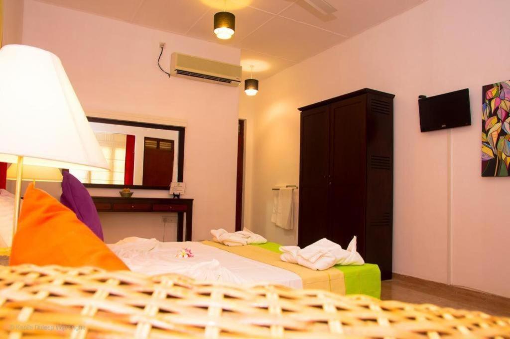 5000 m² dengan 7 kamar tidur dan 7 kamar mandi pribadi di Yala Tissamaharama Hotel Bagian luar foto
