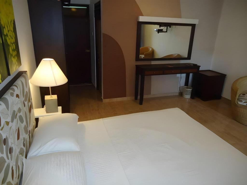 5000 m² dengan 7 kamar tidur dan 7 kamar mandi pribadi di Yala Tissamaharama Hotel Bagian luar foto