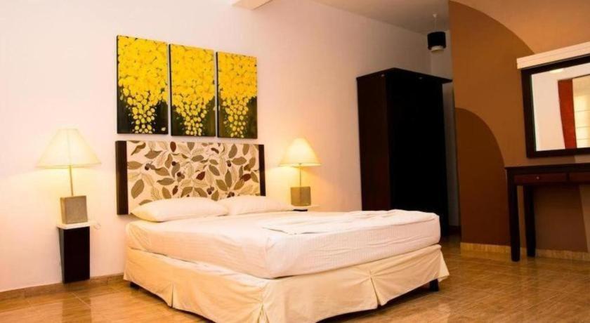 5000 m² dengan 7 kamar tidur dan 7 kamar mandi pribadi di Yala Tissamaharama Hotel Bagian luar foto