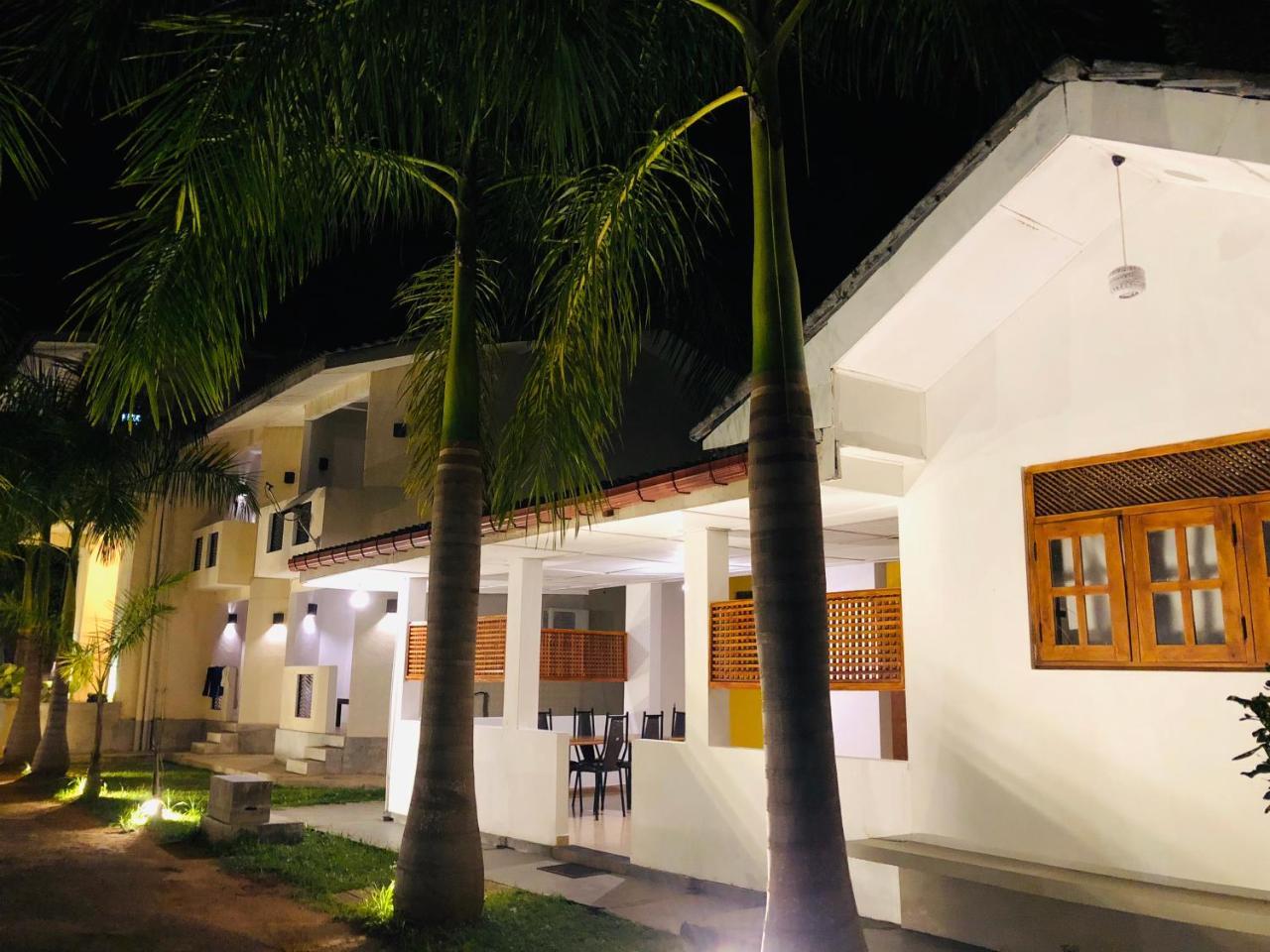 5000 m² dengan 7 kamar tidur dan 7 kamar mandi pribadi di Yala Tissamaharama Hotel Bagian luar foto